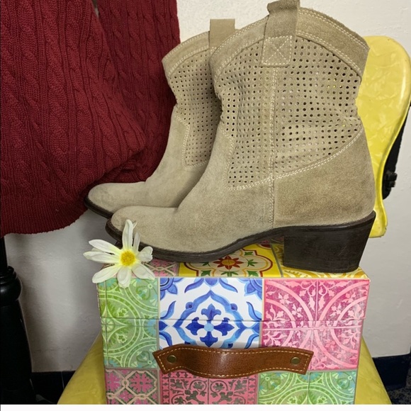 Italian Soft suede bootie like new - Picture 2 of 3